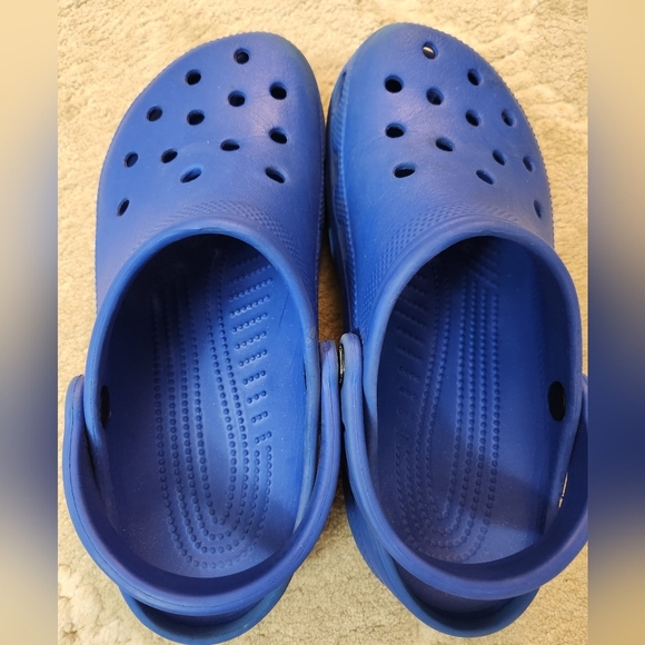 Blue crocs size Youth 4 Womens 6 - Picture 2 of 14
